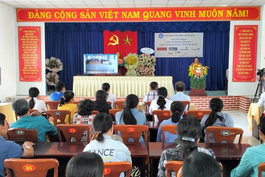 Trao Sổ BHXH, thẻ BHYT cho các hộ dân có hoàn cảnh khó khăn