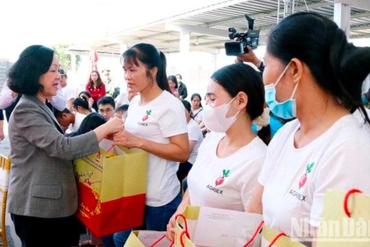 Đồng chí Trương Thị Mai thăm, trao quà Tết tặng người lao động tại Lâm Đồng