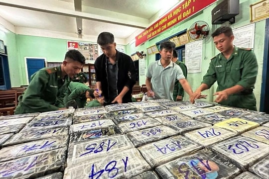 Phát hiện gần 300kg chất nghi ma túy trôi dạt vào bờ biển Quảng Ngãi