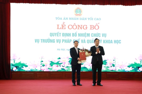 Trao quyết định bổ nhiệm Vụ trưởng Vụ pháp chế và Quản lý khoa học TANDTC