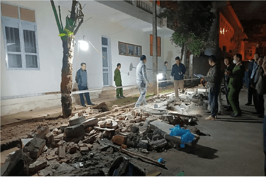 Đu bám khiến cánh cổng nhà hàng xóm đổ sập, bé gái tử vong