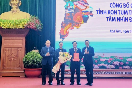 Phó Thủ tướng Trần Hồng Hà trao Quyết định công bố Quy hoạch tỉnh Kon Tum