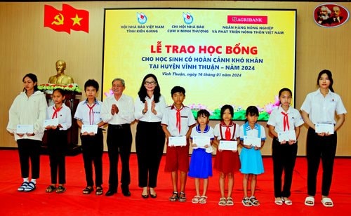 Trao học bổng cho học sinh có hoàn cảnh khó khăn tại tỉnh Kiên Giang