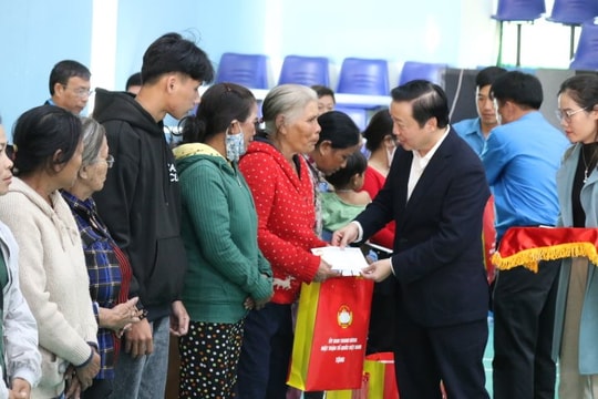 Phó Thủ tướng Trần Hồng Hà thăm, tặng quà Tết tại tỉnh Kon Tum