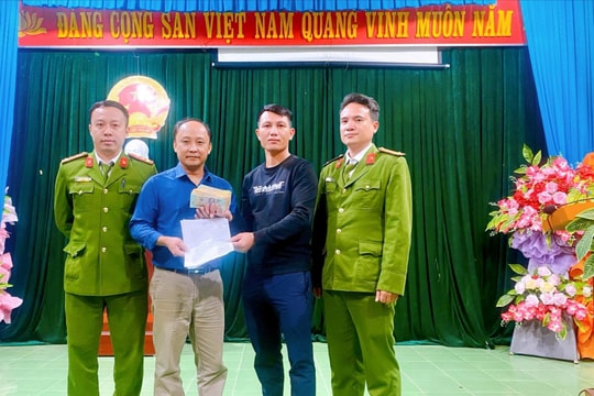 Công an xã hỗ trợ tìm và trao trả hơn 278 triệu đồng tới người chuyển khoản nhầm