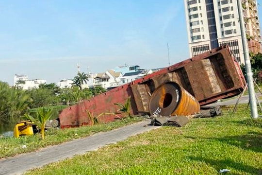 Container chở cuộn thép nặng 20 tấn lao xuống hồ