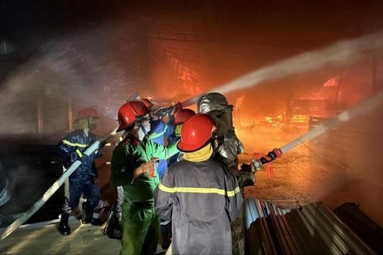 Xưởng gỗ công nghiệp bốc cháy trong đêm
