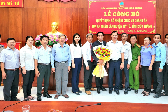 Trao quyết định bổ nhiệm Chánh án TAND huyện Mỹ Tú