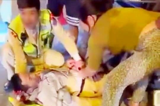 Nam sinh đi xe máy tốc độ cao, tông chiến sĩ CSGT chấn thương