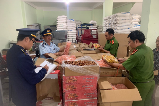 Tạm giữ gần 2,7 tấn bánh kẹo, mứt sấy không rõ nguồn gốc
