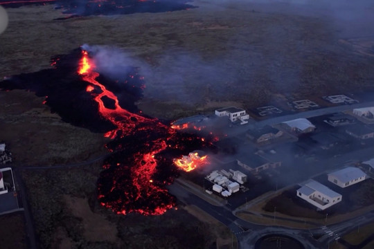 Núi lửa phun trào phá hủy nhà cửa, đường sá ở Iceland