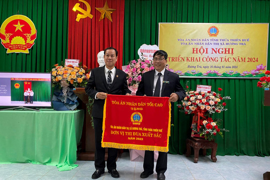TAND thị xã Hương Trà vinh dự nhận Cờ thi đua Tòa án nhân dân
