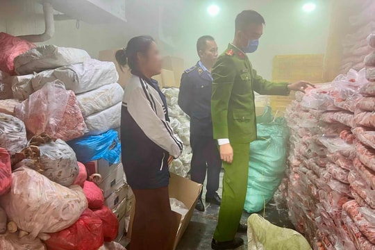 Phát hiện ‘tổng kho mỡ bẩn' cung cấp cho các xưởng xúc xích ở Hà Nội