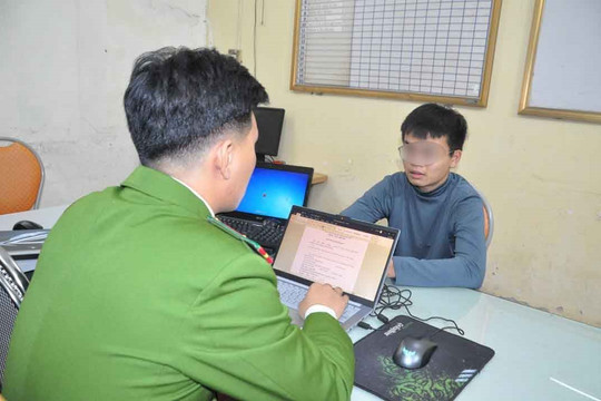 Chở bạn gái đang học lớp 10 đi cướp giật điện thoại