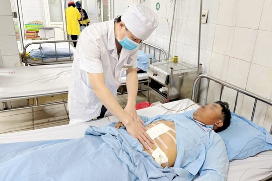 Thủng tá tràng do nuốt phải tăm xỉa răng