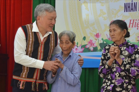 Chánh án TANDTC Nguyễn Hòa Bình tặng quà “Tết nhân ái” đến đồng bào dân tộc thiểu số