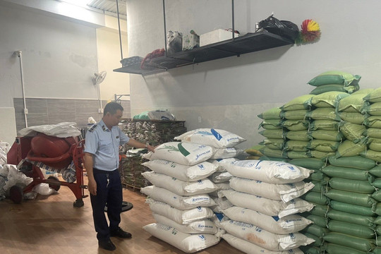 Tạm giữ 4 tấn đường cát trắng nhập lậu do nước ngoài sản xuất