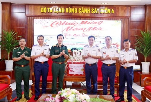 Đoàn công tác Bộ Quốc phòng thăm, chúc Tết Bộ tư lệnh Vùng Cảnh sát biển 4