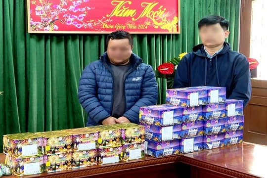 Bắt giữ 2 đối tượng buôn bán pháo hoa nổ trái phép