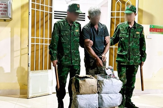 Bắt giữ đối tượng vận chuyển pháo lậu qua biên giới