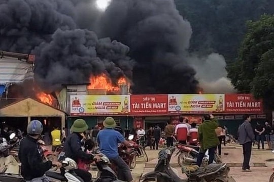 Cháy lớn thiêu rụi siêu thị tại Bắc Quang-Hà Giang