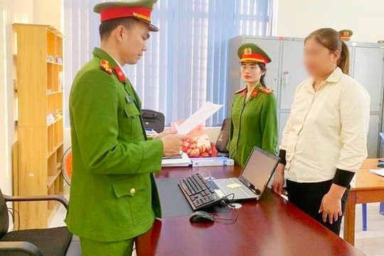 Làm giả sổ tiết kiệm rồi đến ngân hàng để rút tiền