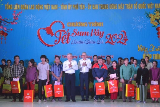 Chánh án TANDTC Nguyễn Hòa Bình trao quà “Tết sum vầy – Xuân chia sẻ” ở Phú Yên