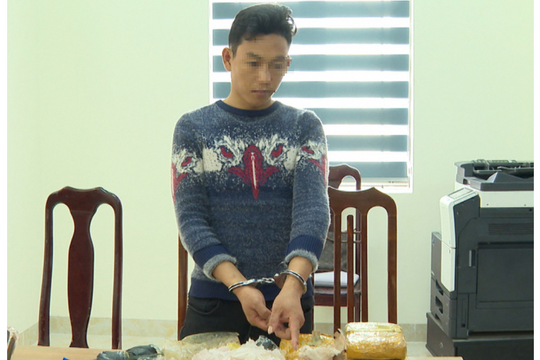 Bắt đối tượng vận chuyển 18.000 viên ma túy và 1 bánh heroin