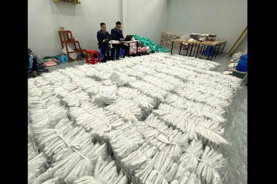 Hàng nghìn sản phẩm quần áo không rõ nguồn gốc bị tạm giữ