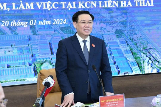 Chủ tịch Quốc hội thăm, tặng quà công nhân, gia đình chính sách tại tỉnh Thái Bình