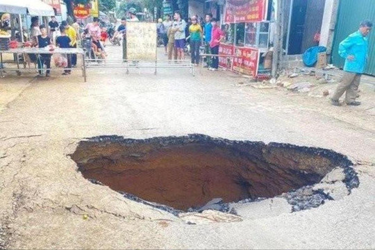 “Hố tử thần" xuất hiện ở Hoà Bình, nhiều hộ phải sơ tán