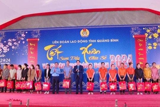 Ấm áp phiên chợ Công đoàn và chương trình "Tết sum vầy-Xuân chia sẻ"