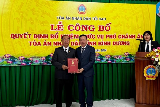 Trao quyết định bổ nhiệm chức vụ Phó Chánh án TAND tỉnh Bình Dương