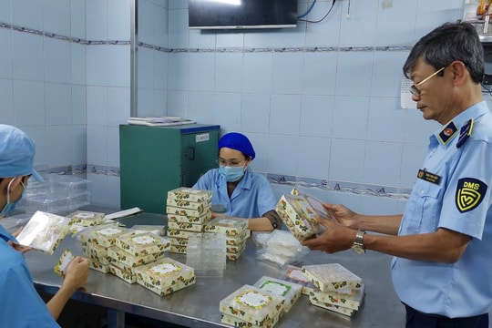 "Đột kích" 3 điểm kinh doanh, thu giữ hàng trăm kg thực phẩm, sản phẩm giả mạo