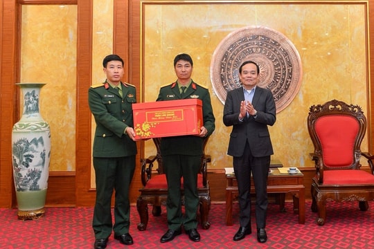 Phó Thủ tướng Trần Lưu Quang thăm, tặng quà Tết tại Hải Phòng