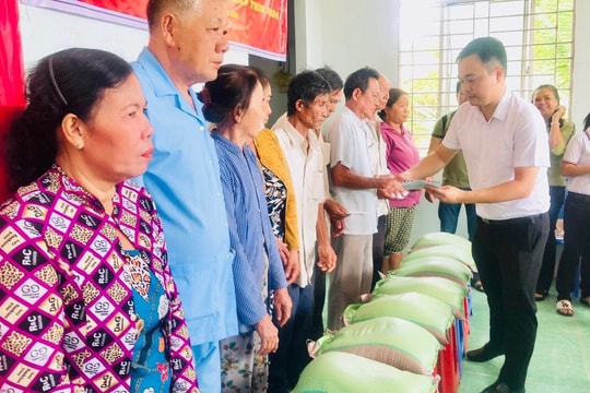 Trao quà “Tết vì người nghèo” Xuân Giáp Thìn 2024 tại tỉnh Sóc Trăng