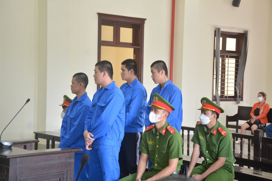 Chém người vì cho rằng bị "nhìn đểu"