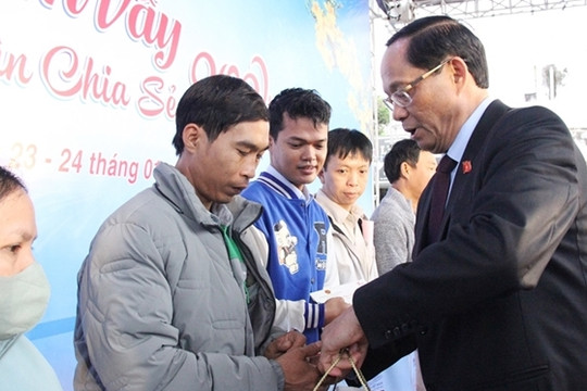 Phó Chủ tịch Quốc hội, Thượng tướng Trần Quang Phương dự chương trình 'Tết sum vầy - Xuân chia sẻ' tại tỉnh Quảng Ngãi