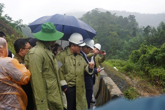 Vụ xe lao xuống vực: Phó Chủ tịch chuyên trách Ủy ban ATGT quốc gia kiểm tra hiện trường