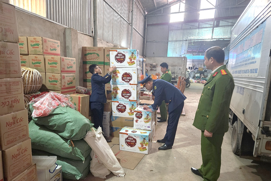 Hơn 300kg thực phẩm nhập lậu, không rõ nguồn gốc bị thu giữ
