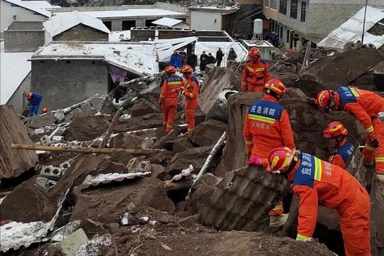Trung Quốc: Nỗ lực cứu hộ lở đất và động đất trong thời tiết giá lạnh