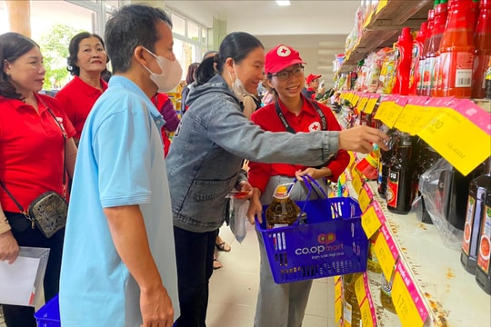 'Chợ Tết Nhân ái' mang yêu thương đến với người dân có hoàn cảnh khó khăn