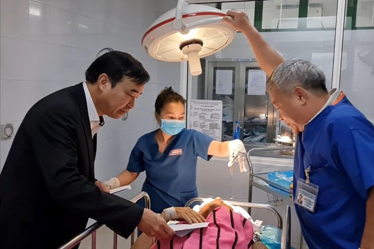 Chủ tịch UBND TP. Đà Nẵng thăm hỏi các nạn nhân trong vụ tai nạn trên cao tốc La Sơn - Túy Loan