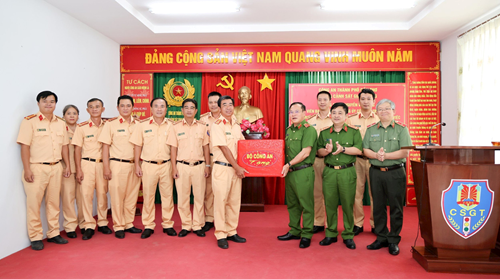 Thứ trưởng Bộ Công an Nguyễn Văn Long thăm, làm việc với Phòng CSGT Công an TP Cần Thơ