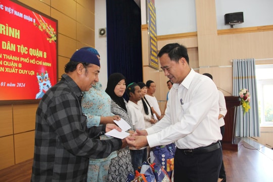 Chánh án TAND TP.HCM Lê Thanh Phong tặng quà Tết đồng bào dân tộc