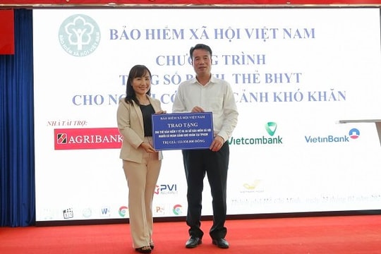 Lãnh đạo BHXH Việt Nam tặng sổ, thẻ BHYT tại TP.Hồ Chí Minh và tỉnh Bà Rịa - Vũng Tàu