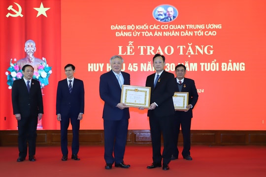 Trao Huy hiệu 45 và 30 năm tuổi Đảng cho 4 đảng viên thuộc Đảng bộ TANDTC