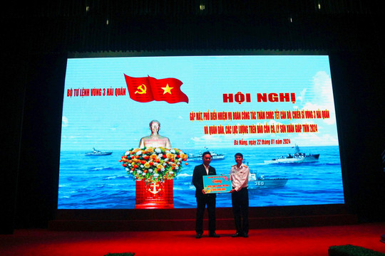 TAND cấp cao tại Đà Nẵng thăm, tặng quà quân và dân huyện đảo Lý Sơn, Cồn Cỏ