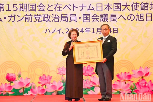 Nguyên Chủ tịch Quốc hội Nguyễn Thị Kim Ngân đón nhận Huân chương Mặt trời mọc hạng nhất Đại Thập tự