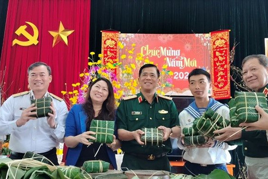 Vượt sóng mang mùa Xuân đến với quân và dân đảo xa